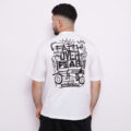 T-shirt oversize en coton 100% – 180g Ultra confortable et stylé, avec un petit motif à l'avant et une impression marquante dans le dos. Parfait pour un look affirmé au quotidien.
