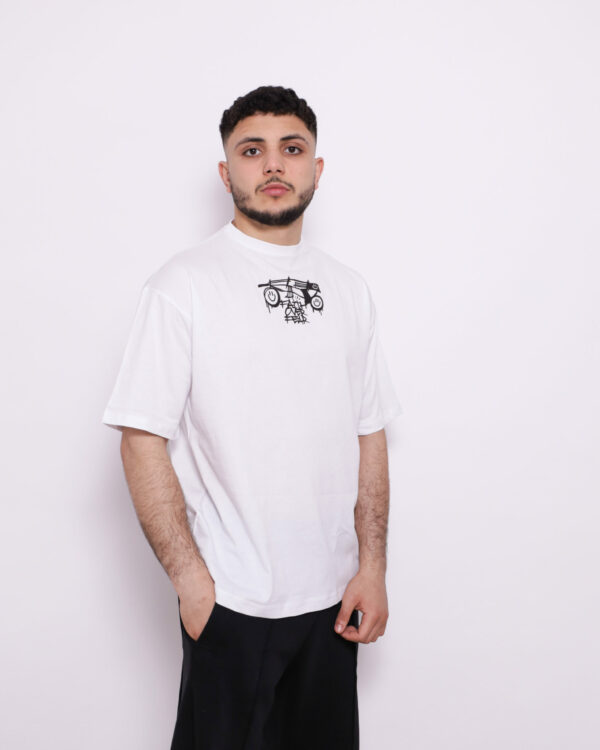 T-shirt oversize en coton 100% – 180g Ultra confortable et stylé, avec un petit motif à l'avant et une impression marquante dans le dos. Parfait pour un look affirmé au quotidien. T-shirt oversize en coton 100% – 180g Ultra confortable et stylé, avec un petit motif à l'avant et une impression marquante dans le dos. Parfait pour un look affirmé au quotidien.