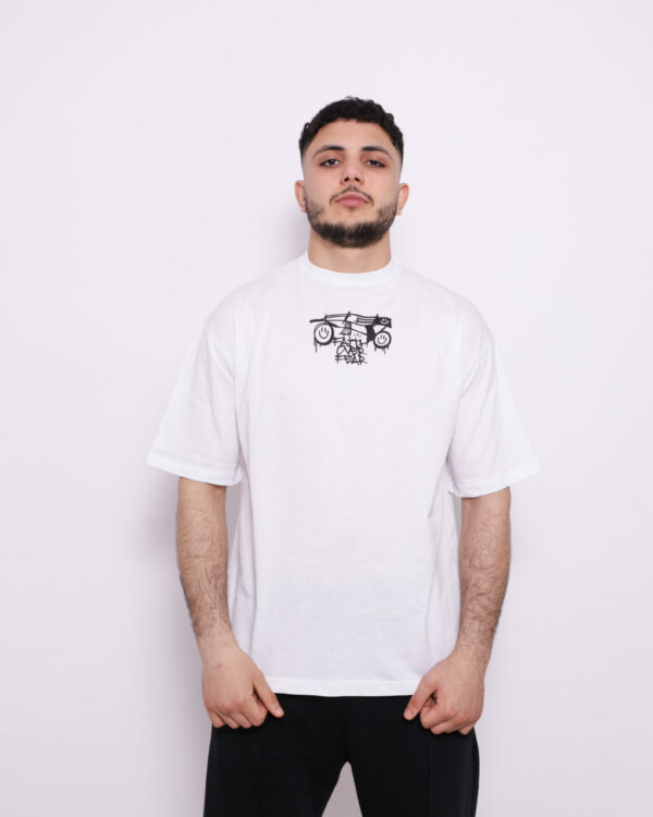 T-shirt oversize en coton 100% – 180g Ultra confortable et stylé, avec un petit motif à l'avant et une impression marquante dans le dos. Parfait pour un look affirmé au quotidien. T-shirt oversize en coton 100% – 180g Ultra confortable et stylé, avec un petit motif à l'avant et une impression marquante dans le dos. Parfait pour un look affirmé au quotidien.