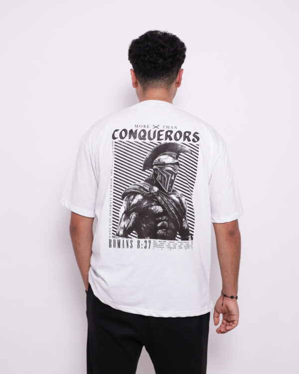 T-shirt oversize en coton 100% – 180g Ultra confortable et stylé, avec un petit motif à l'avant et une impression marquante dans le dos. Parfait pour un look affirmé au quotidien.