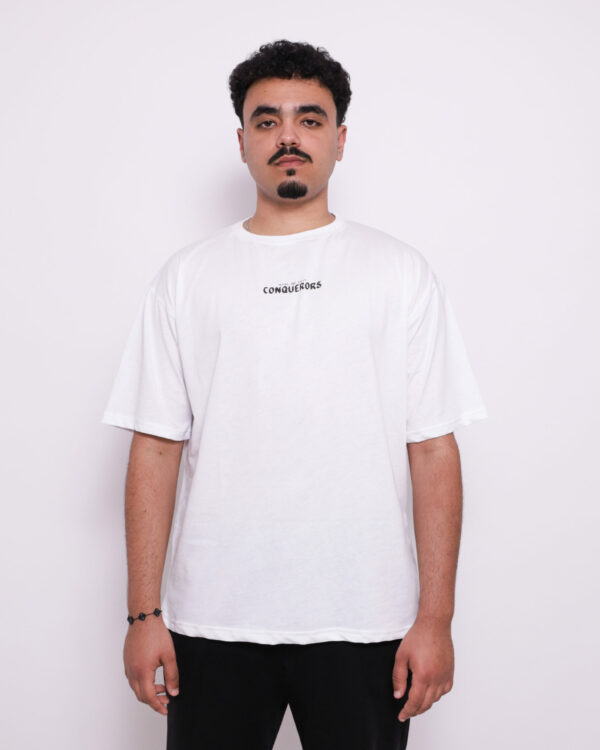 T-shirt oversize en coton 100% – 180g Ultra confortable et stylé, avec un petit motif à l'avant et une impression marquante dans le dos. Parfait pour un look affirmé au quotidien.