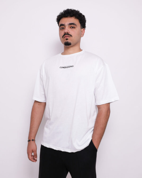 T-shirt oversize en coton 100% – 180g Ultra confortable et stylé, avec un petit motif à l'avant et une impression marquante dans le dos. Parfait pour un look affirmé au quotidien.