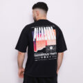 T-shirt oversize en coton 100% – 180g Ultra confortable et stylé, avec un petit motif à l'avant et une impression marquante dans le dos. Parfait pour un look affirmé au quotidien.