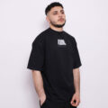 T-shirt oversize en coton 100% – 180g Ultra confortable et stylé, avec un petit motif à l'avant et une impression marquante dans le dos. Parfait pour un look affirmé au quotidien.
