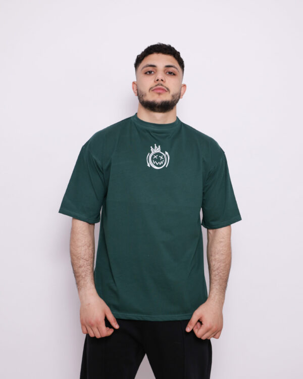 T-shirt oversize en coton 100% – 180g Ultra confortable et stylé, avec un petit motif à l'avant et une impression marquante dans le dos. Parfait pour un look affirmé au quotidien. T-shirt oversize en coton 100% – 180g Ultra confortable et stylé, avec un petit motif à l'avant et une impression marquante dans le dos. Parfait pour un look affirmé au quotidien.