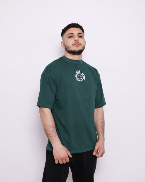 T-shirt oversize en coton 100% – 180g Ultra confortable et stylé, avec un petit motif à l'avant et une impression marquante dans le dos. Parfait pour un look affirmé au quotidien. T-shirt oversize en coton 100% – 180g Ultra confortable et stylé, avec un petit motif à l'avant et une impression marquante dans le dos. Parfait pour un look affirmé au quotidien.