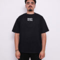 T-shirt oversize en coton 100% – 180g Ultra confortable et stylé, avec un petit motif à l'avant et une impression marquante dans le dos. Parfait pour un look affirmé au quotidien.