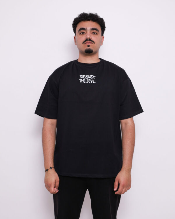 T-shirt oversize en coton 100% – 180g Ultra confortable et stylé, avec un petit motif à l'avant et une impression marquante dans le dos. Parfait pour un look affirmé au quotidien. T-shirt oversize en coton 100% – 180g Ultra confortable et stylé, avec un petit motif à l'avant et une impression marquante dans le dos. Parfait pour un look affirmé au quotidien.