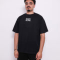 T-shirt oversize en coton 100% – 180g Ultra confortable et stylé, avec un petit motif à l'avant et une impression marquante dans le dos. Parfait pour un look affirmé au quotidien.