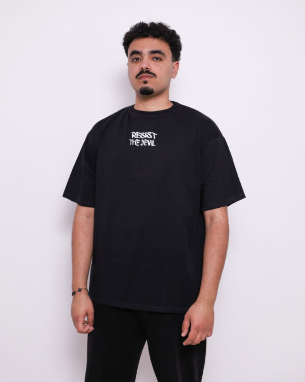 T-shirt oversize en coton 100% – 180g Ultra confortable et stylé, avec un petit motif à l'avant et une impression marquante dans le dos. Parfait pour un look affirmé au quotidien. T-shirt oversize en coton 100% – 180g Ultra confortable et stylé, avec un petit motif à l'avant et une impression marquante dans le dos. Parfait pour un look affirmé au quotidien.