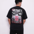 T-shirt oversize en coton 100% – 180g Ultra confortable et stylé, avec un petit motif à l'avant et une impression marquante dans le dos. Parfait pour un look affirmé au quotidien.