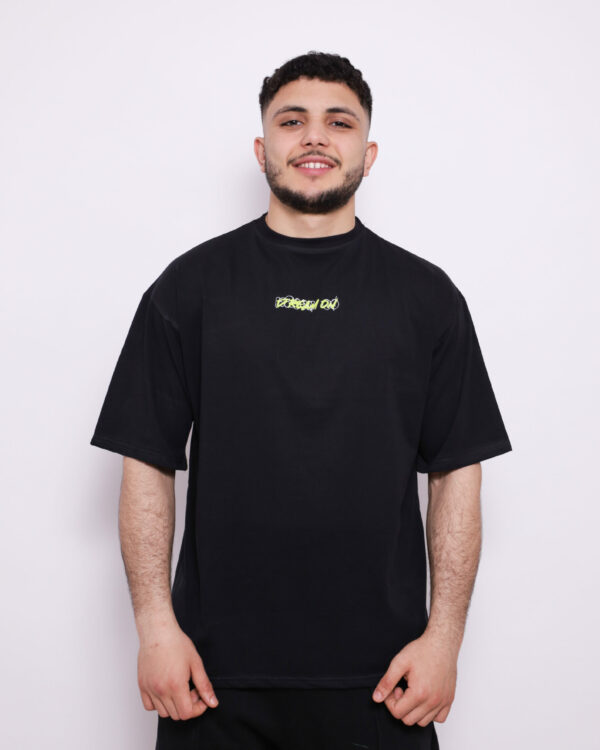 T-shirt oversize en coton 100% – 180g Ultra confortable et stylé, avec un petit motif à l'avant et une impression marquante dans le dos. Parfait pour un look affirmé au quotidien. T-shirt oversize en coton 100% – 180g Ultra confortable et stylé, avec un petit motif à l'avant et une impression marquante dans le dos. Parfait pour un look affirmé au quotidien.