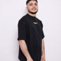 T-shirt oversize en coton 100% – 180g Ultra confortable et stylé, avec un petit motif à l'avant et une impression marquante dans le dos. Parfait pour un look affirmé au quotidien.