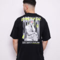 T-shirt oversize en coton 100% – 180g Ultra confortable et stylé, avec un petit motif à l'avant et une impression marquante dans le dos. Parfait pour un look affirmé au quotidien.