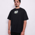 T-shirt oversize en coton 100% – 180g Ultra confortable et stylé, avec un petit motif à l'avant et une impression marquante dans le dos. Parfait pour un look affirmé au quotidien.