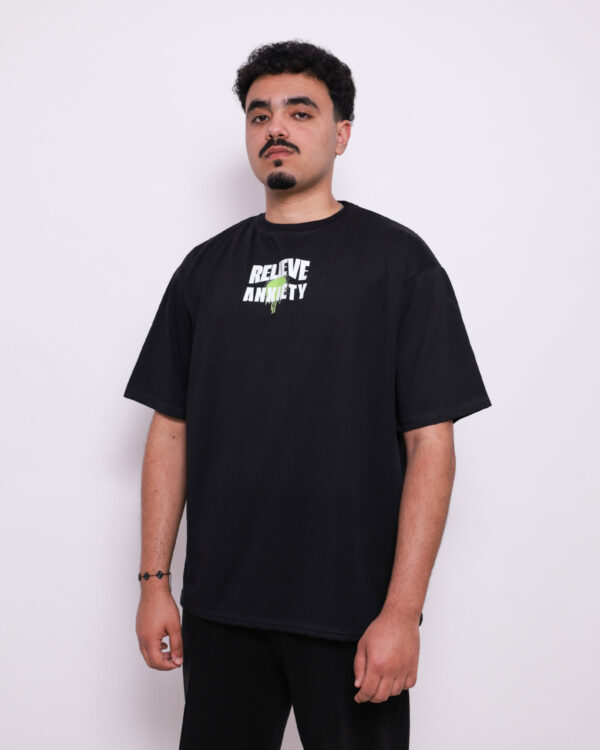 T-shirt oversize en coton 100% – 180g Ultra confortable et stylé, avec un petit motif à l'avant et une impression marquante dans le dos. Parfait pour un look affirmé au quotidien.