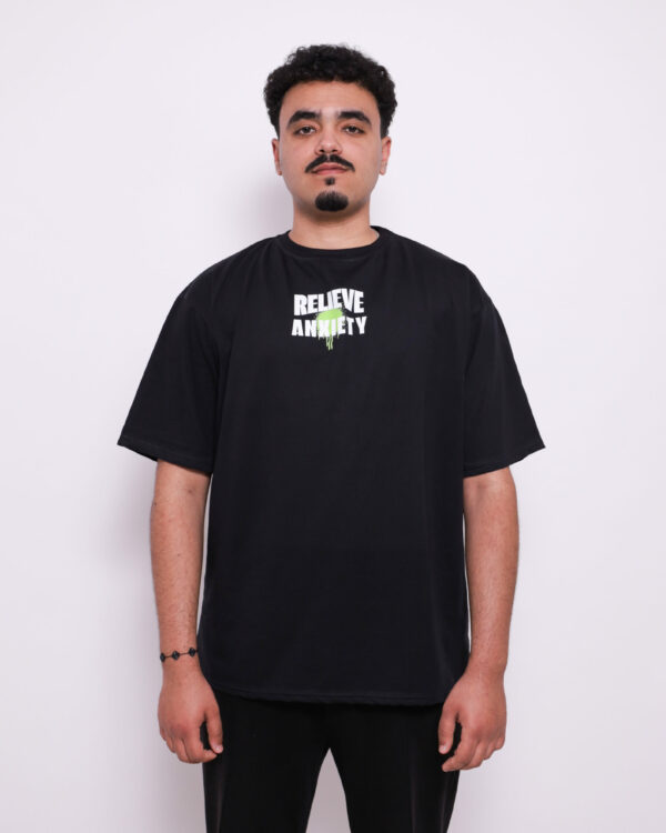 T-shirt oversize en coton 100% – 180g Ultra confortable et stylé, avec un petit motif à l'avant et une impression marquante dans le dos. Parfait pour un look affirmé au quotidien.