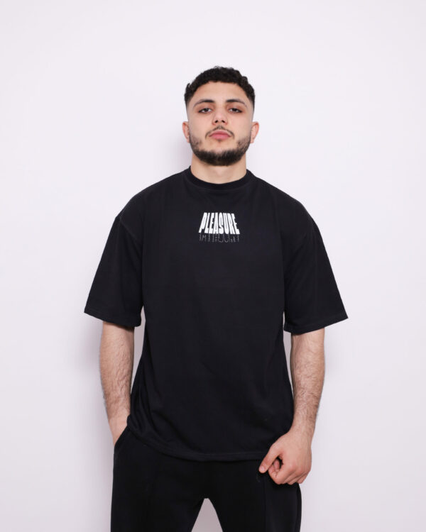 T-shirt oversize en coton 100% – 180g Ultra confortable et stylé, avec un petit motif à l'avant et une impression marquante dans le dos. Parfait pour un look affirmé au quotidien.
