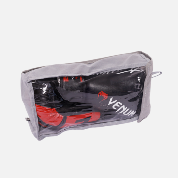 Gants de boxe Venum noir et or avec rembourrage haute densité et fermeture velcro. Protection, confort et design premium pour entraînement et combat.