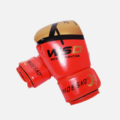 Gants de boxe WSD Boxing Fighting avec rembourrage haute densité et fermeture velcro. Protection optimale, confort et design premium rouge et doré.