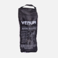 Gants de boxe Venum noir et or avec rembourrage haute densité et fermeture velcro. Protection, confort et design premium pour entraînement et combat.