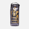 Gants de boxe Venum noir et or avec rembourrage haute densité et fermeture velcro. Protection, confort et design premium pour entraînement et combat.