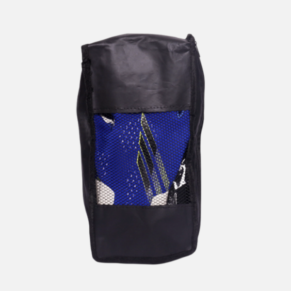 Gants de gardien de but avec paume en latex haute adhérence, offrant un excellent contrôle du ballon. Textile respirant, coupe ergonomique et maintien confortable. Idéals pour l’entraînement et les matchs.
