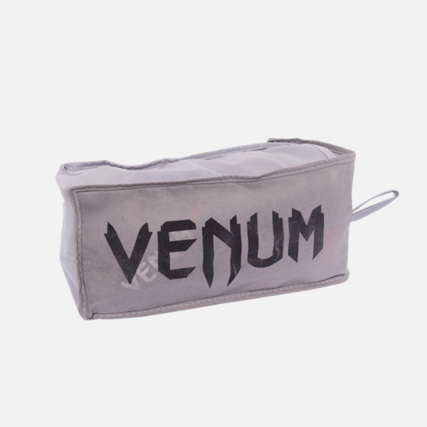 Gants de boxe Venum noir et or avec rembourrage haute densité et fermeture velcro. Protection, confort et design premium pour entraînement et combat.